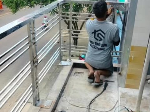 Lắp đặt trọn bộ lan can, cầu thang inox tại Long Khánh