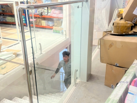 Lan can cầu thang inox kết hợp kính cường lực tại Long Khánh