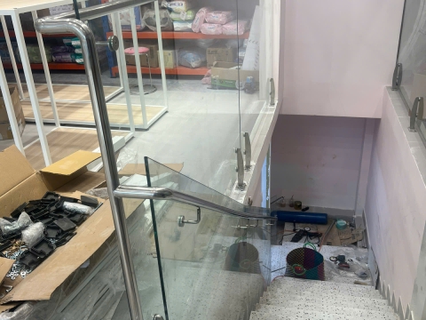 Lan can cầu thang inox kết hợp kính cường lực tại Long Khánh