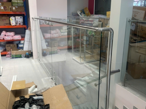 Lan can cầu thang inox kết hợp kính cường lực tại Long Khánh