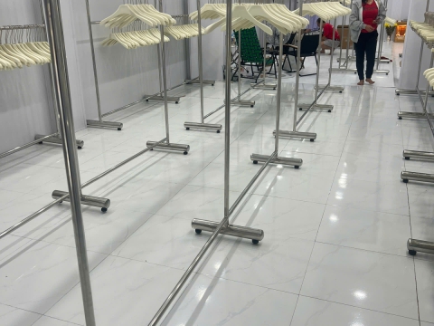 Giá treo đồ inox cho shop tại Long Khánh