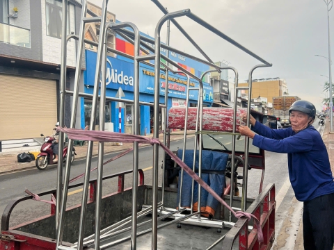 Giá treo đồ inox cho shop tại Long Khánh