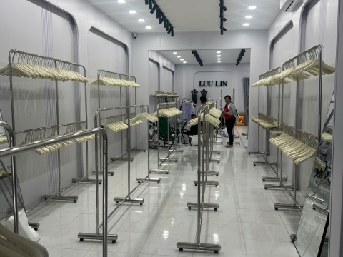Giá treo đồ inox cho shop tại Long Khánh
